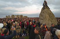 Solstício de verão em Stonehenge: Milhares de pessoas para assistir ao nascer do sol