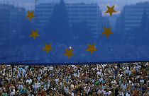 الأوروبيون يظهرون تضامنهم مع اليونانيين بشأن أزمة الديون