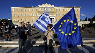 Anxious pro-euro protesters call for Tsipras to sign a deal with lenders