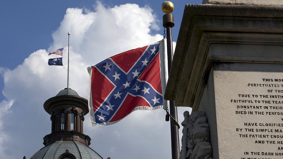 После убийств в Чарльстоне американцы требуют убрать флаг Конфедератов