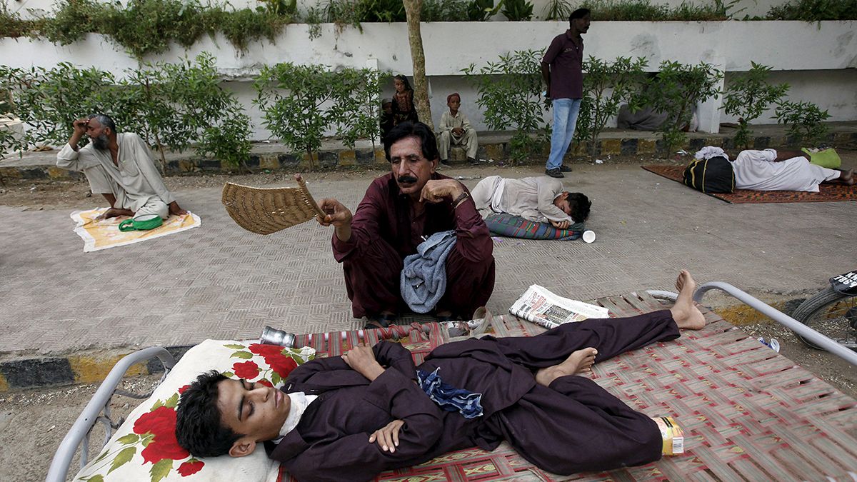 Pakistan'da kavurucu sıcaklar can alıyor