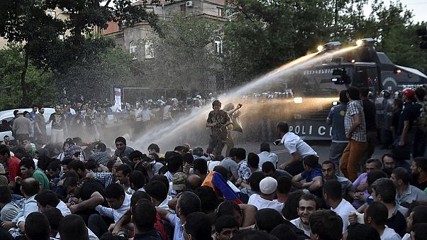 Armenien: Wasserwerfer gegen Demonstranten Armenien: Wasserwerfer gegen Demonstranten
