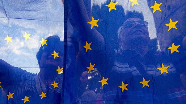 Γάλλοι και Γερμανοί θέλουν την Ελλάδα στην ΕΕ Γάλλοι και Γερμανοί θέλουν την Ελλάδα στην ΕΕ