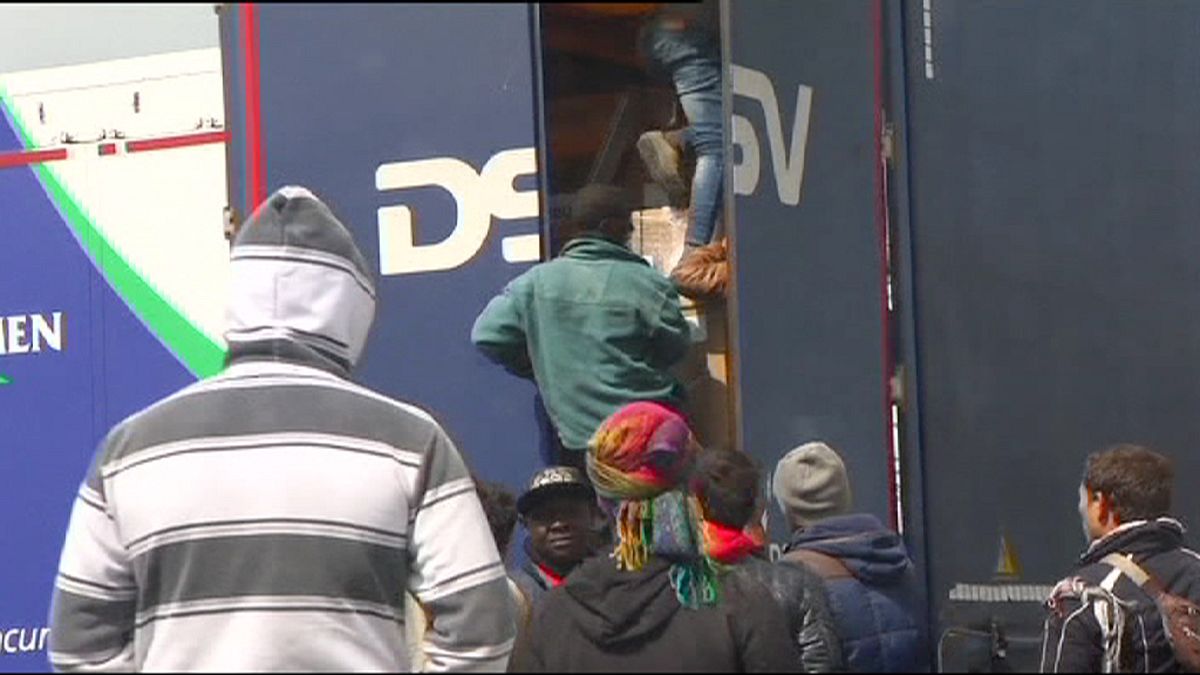 Γαλλία: Χάος στο Καλαί - Μετανάστες κρύφτηκαν σε φορτηγά