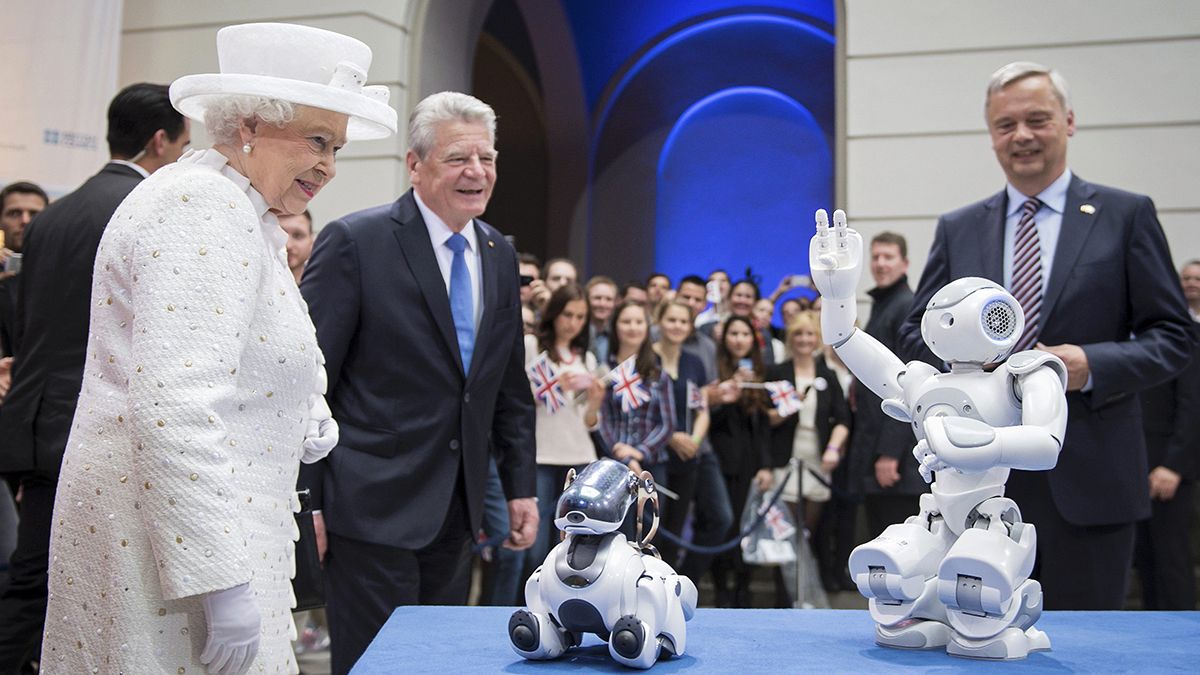 Queen Elizabeth trifft Roboter
