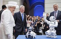 Берлин: королева Елизавета II встретилась с роботом