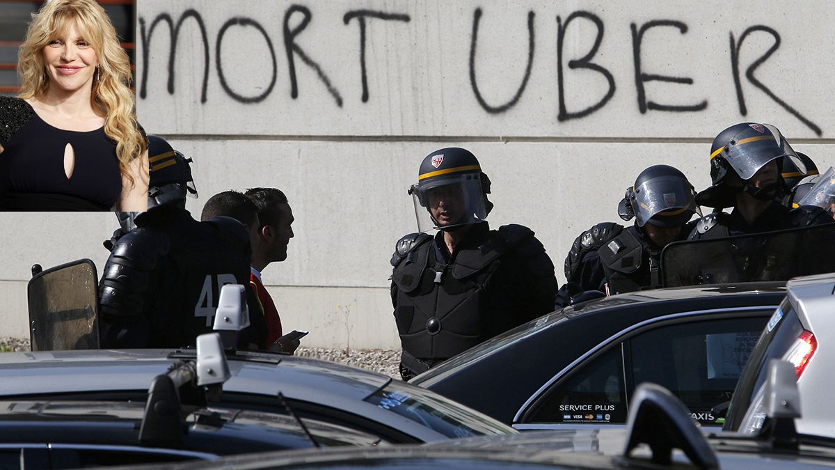 Courtney Love, víctima de los taxistas parisinos, tuitea su agresión
