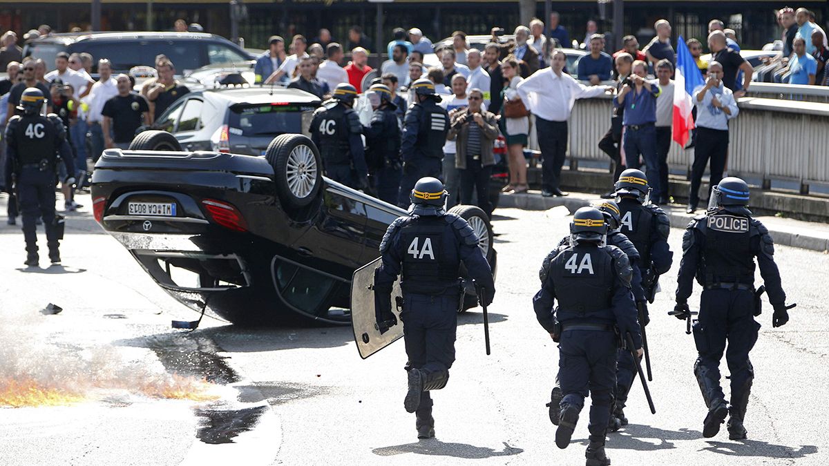 Disturbios y carreteras cortadas en la huelga de taxistas franceses contra UberPop