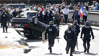 Fransız taksiciler internetten gelen rakibi protesto etti