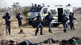 África do Sul: Comissão de inquérito responsabiliza polícia pelo massacre de Marikana.