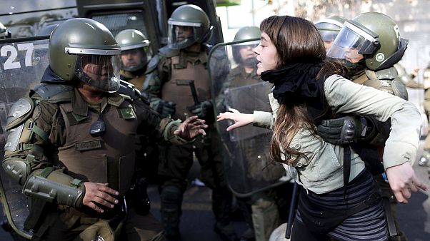 Chile: Violent clashes between police and protesters Chile: Violent clashes between police and protesters