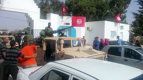 Atentado terrorista na Tunísia faz 27 mortos Atentado terrorista na Tunísia faz 27 mortos