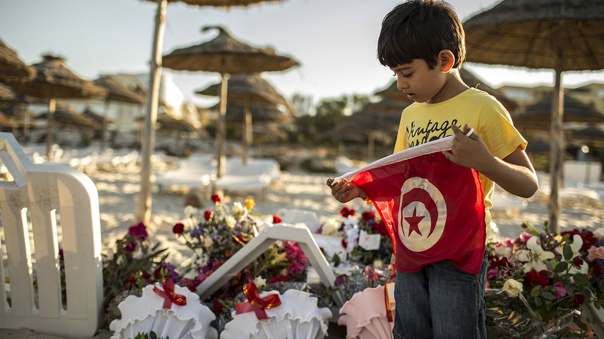 Thousands of tourists flee Tunisia after deadly beach hotel attack