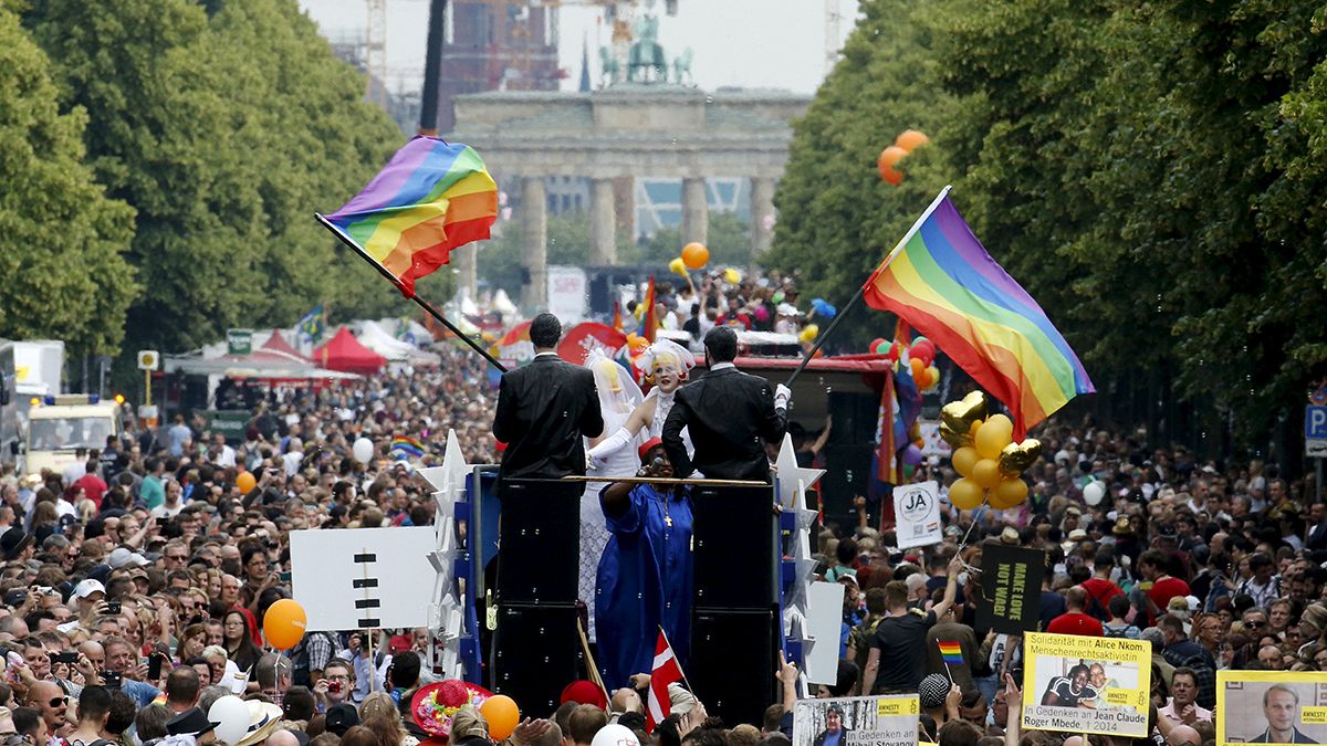 Bunte Gay-Pride-Paraden rund um den Globus