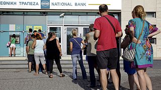 Greeks rush to withdraw cash ahead of week-long bank closures