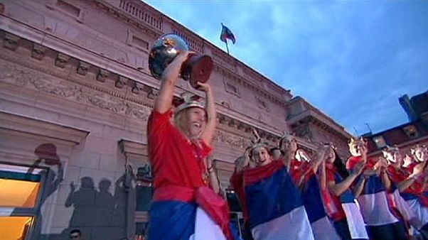 Adeptos da Sérvia voltam a sair para a rua Adeptos da Sérvia voltam a sair para a rua