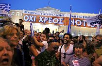 Miles de griegos se manifiestan frente al parlamento en apoyo del Gobierno