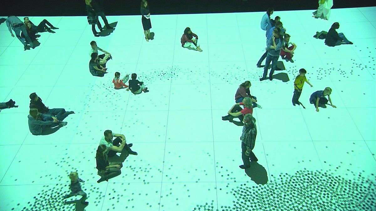 "غلوبل" معرض فني يمزج بين الفن، العلوم والتقنيات الحديثة