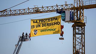 Ισπανία: Ακτιβιστές σκαρφάλωσαν σε γερανό 32 μέτρων