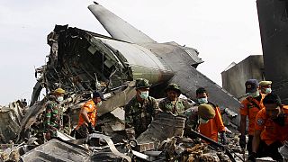 Más de 140 personas mueren en el accidente de un avión militar en Indonesia