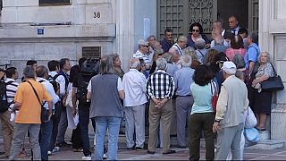 Greek pensioners queue for hours for cash payouts