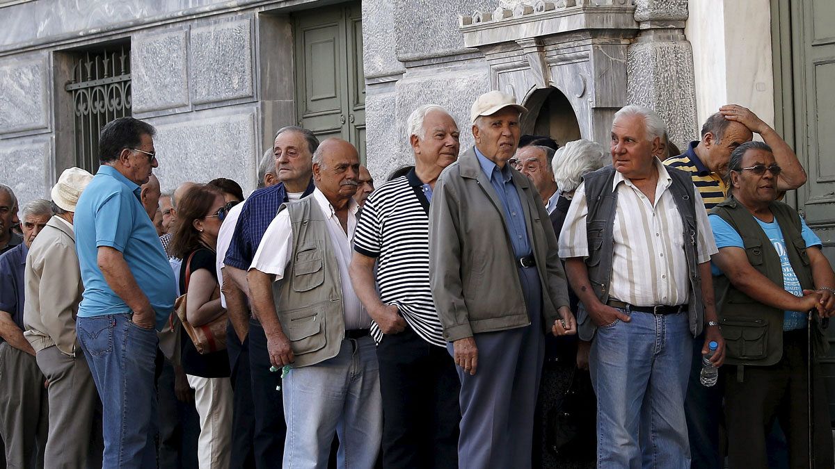 Yunan memurlar banka kuyruğunda