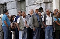 Crisis en Grecia: Los jubilados hacen cola para recibir parte de su pensión