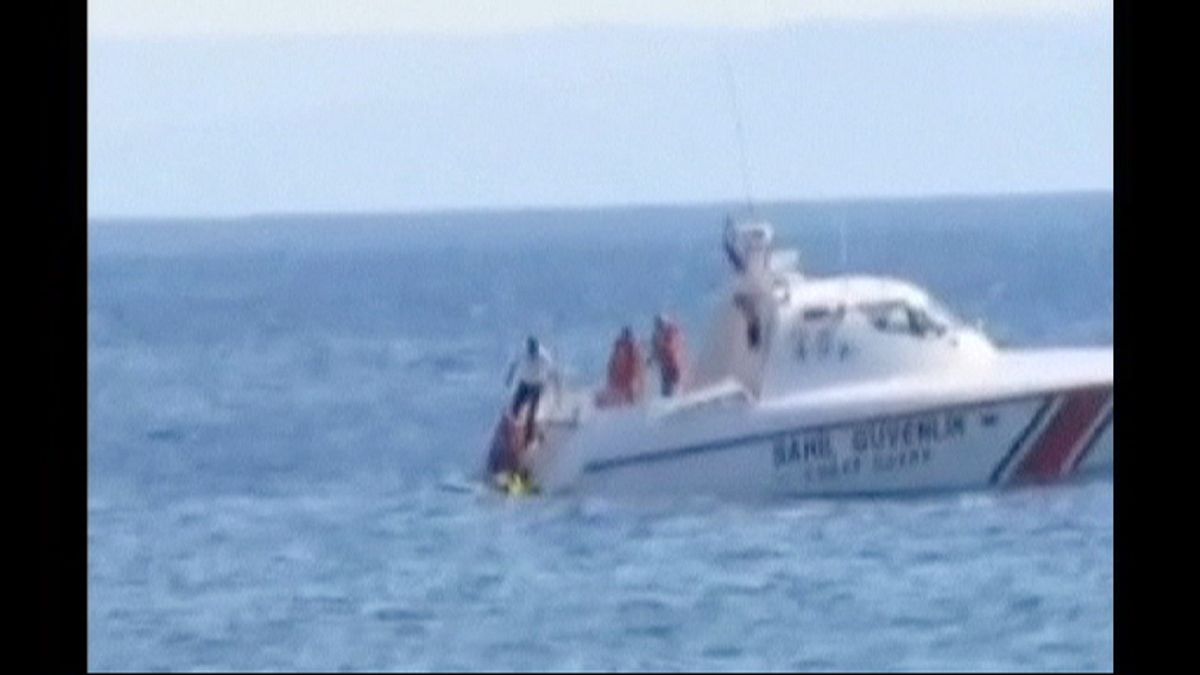 Türkische Küstenwache rettet Baby in Schwimmring auf offener See