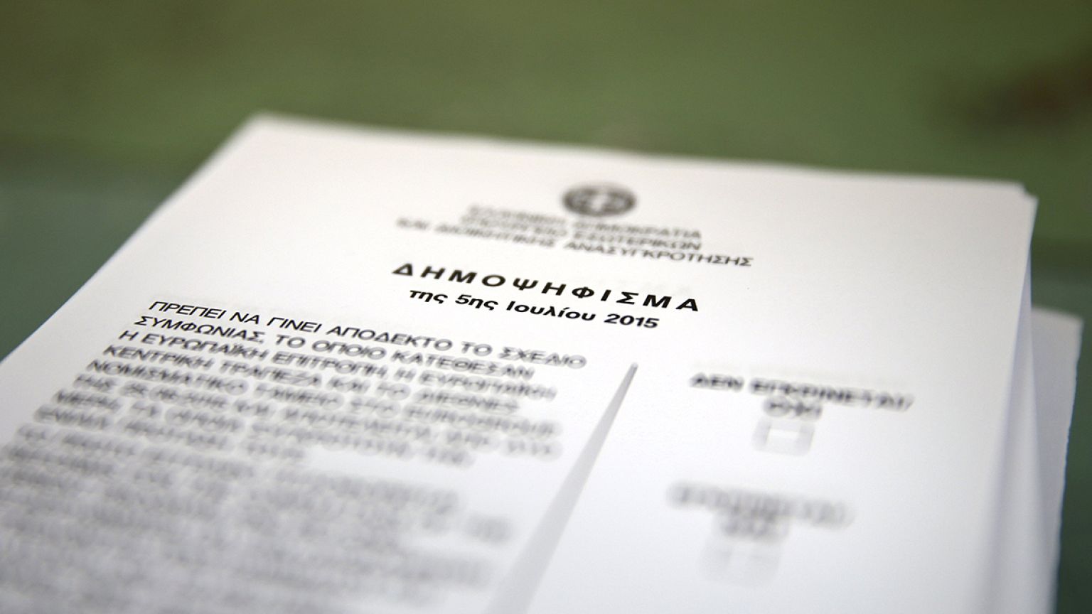 Δημοψήφισμα 2015: Άνοιξαν οι κάλπες