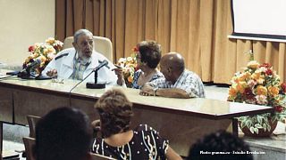 Fidel Castro reaparece en público en una reunión de maestros queseros
