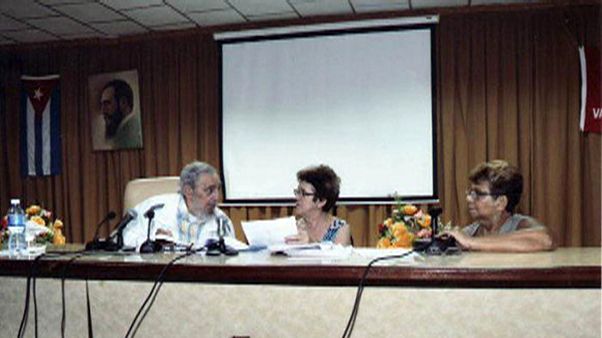 Fidel Castro sajtkészítőkkel parolázott Fidel Castro sajtkészítőkkel parolázott