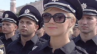 Petró Poroshenko intenta mejorar la imagen de la policía con el nombramiento de 2000 nuevos agentes