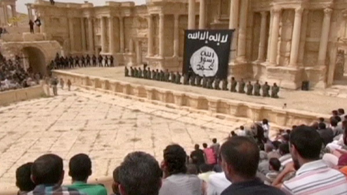 تنظيم الدولة ينشر شريط مصور لإعدام جنود سوريين على مدرج تدمر الأثري