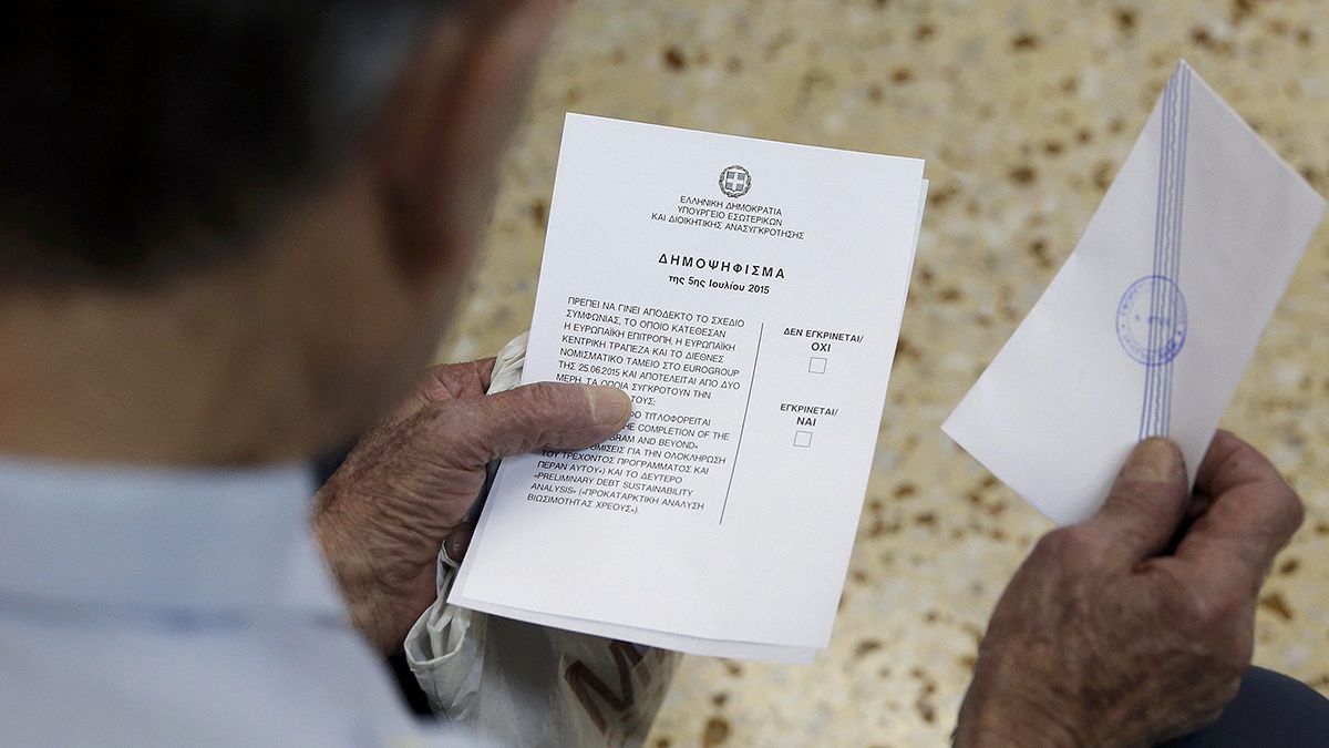Греческие избиратели решают судьбу страны