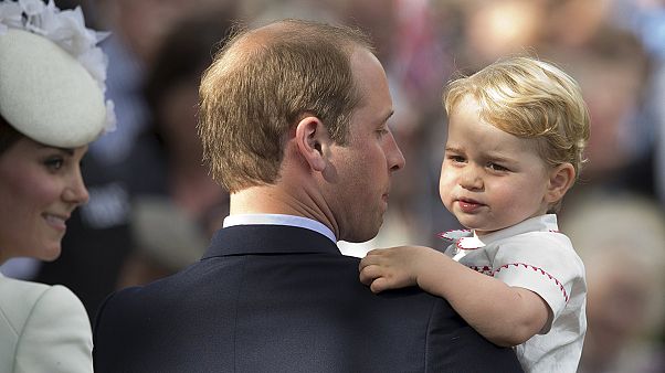 Des centaines de personnes réunies pour le baptême de la princesse Charlotte Des centaines de personnes réunies pour le baptême de la princesse Charlotte
