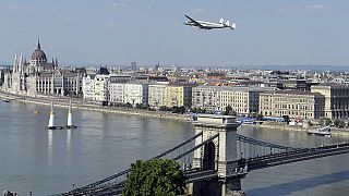 Arch plane au-dessus de Budapest