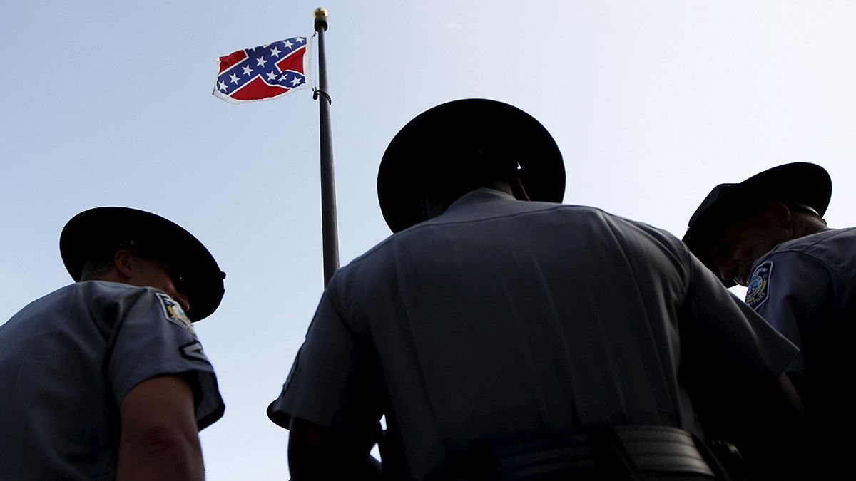 EUA: Carolina do Sul aboliu bandeira da Confederação