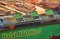 "Helal et yemek sizi Müslüman yapar" diyen İsveçli vekil tepki topladı