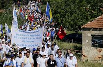 Multitudinaria marcha hacia Srebrenica por la matanza de 8.000 hombres en la guerra de Bosnia