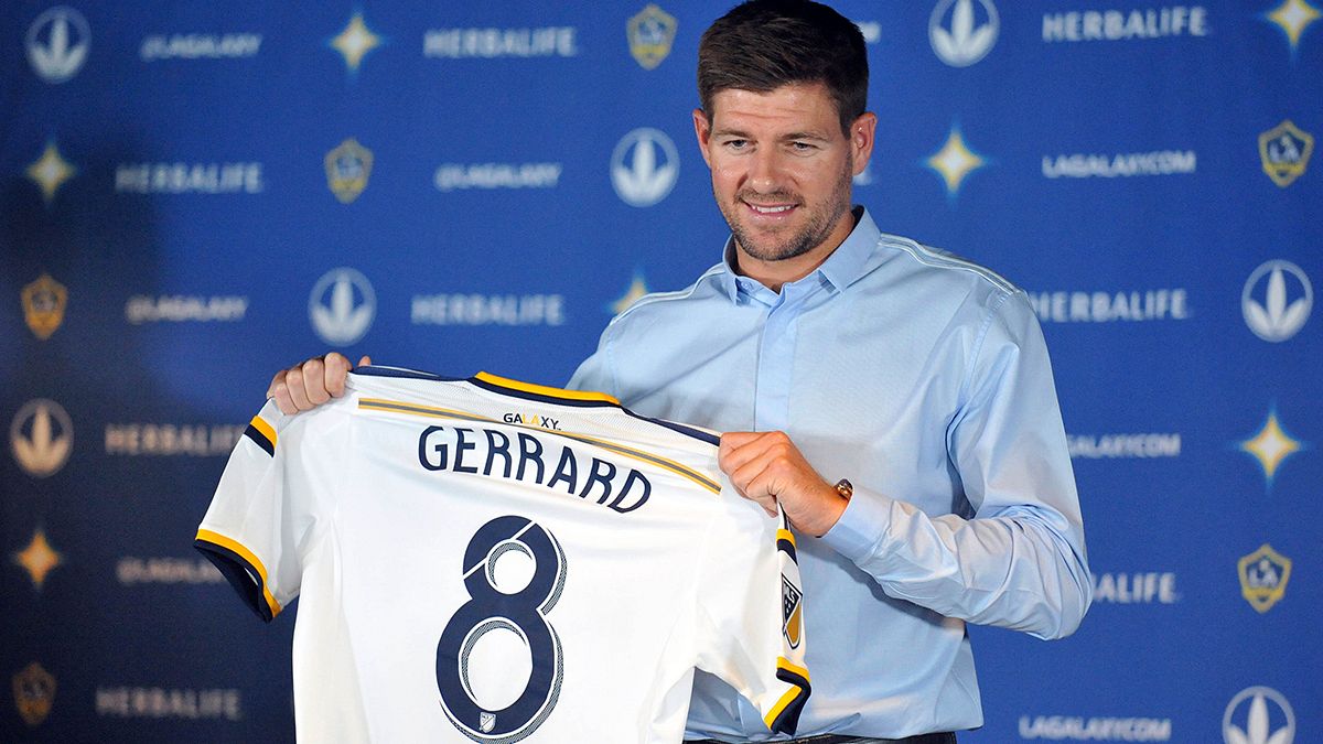 Steven Gerrard já veste de branco