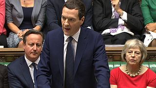 Britische Regierung kündigt Steuersenkungen und Kürzungen bei Sozialleistungen an