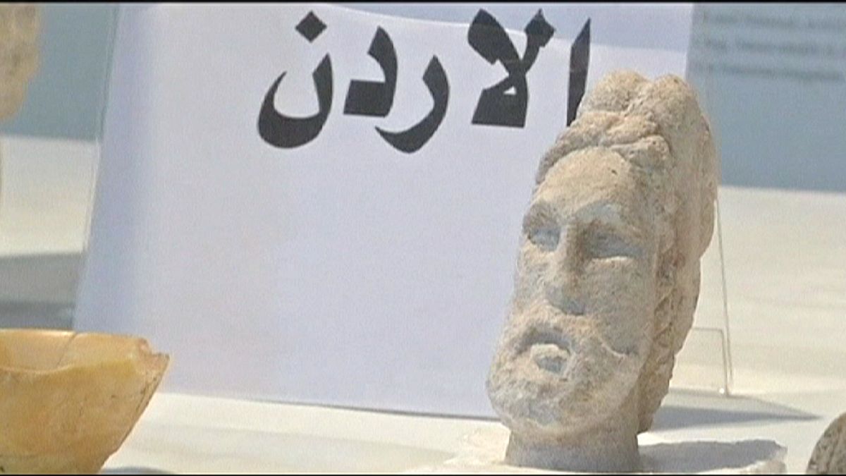 مئات القطع الأثرية تعود الى العراق