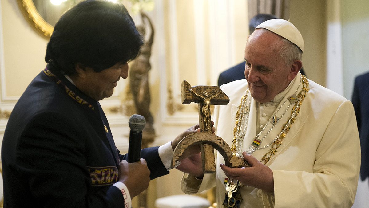 Hammer und Sichel für den Pontifex: Papst Franziskus erhält Kommunisten-Kreuz