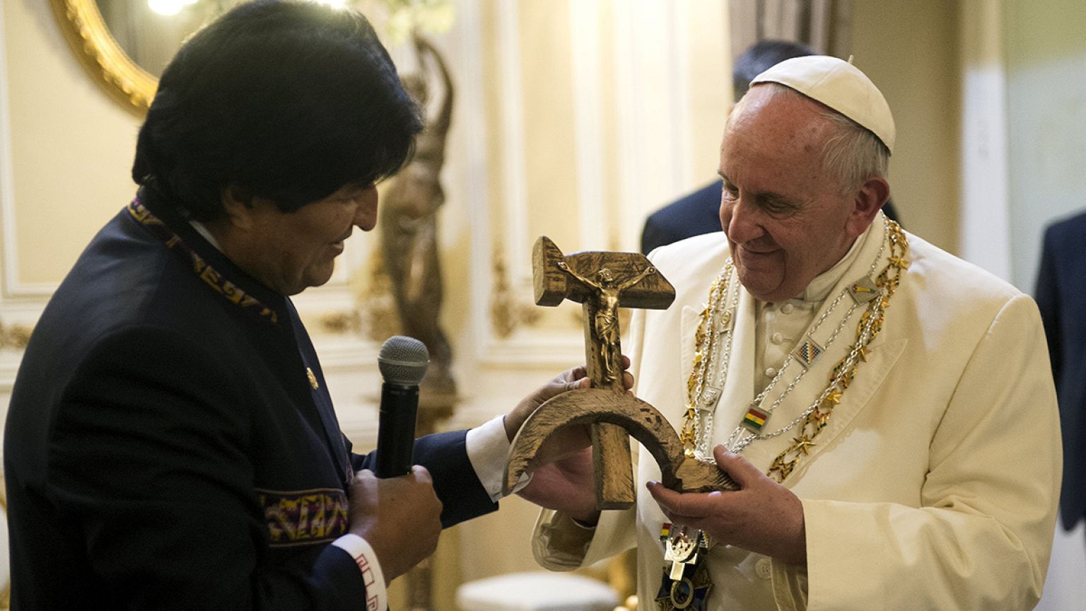 Hammer und Sichel für den Pontifex: Papst Franziskus erhält Kommunisten-Kreuz