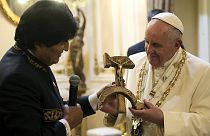 Kommunista jelképet adott a pápának Bolívia elnöke