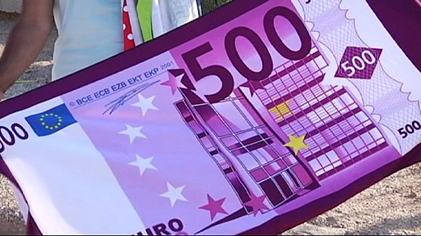 A görögök a strandon várják az egyezkedés végét A görögök a strandon várják az egyezkedés végét
