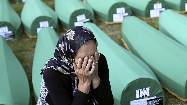 آلاف البوسنيين يخرجون في مسيرة كبيرة عشية ذكرى مذبحة سريبرينيتسا آلاف البوسنيين يخرجون في مسيرة كبيرة عشية ذكرى مذبحة سريبرينيتسا