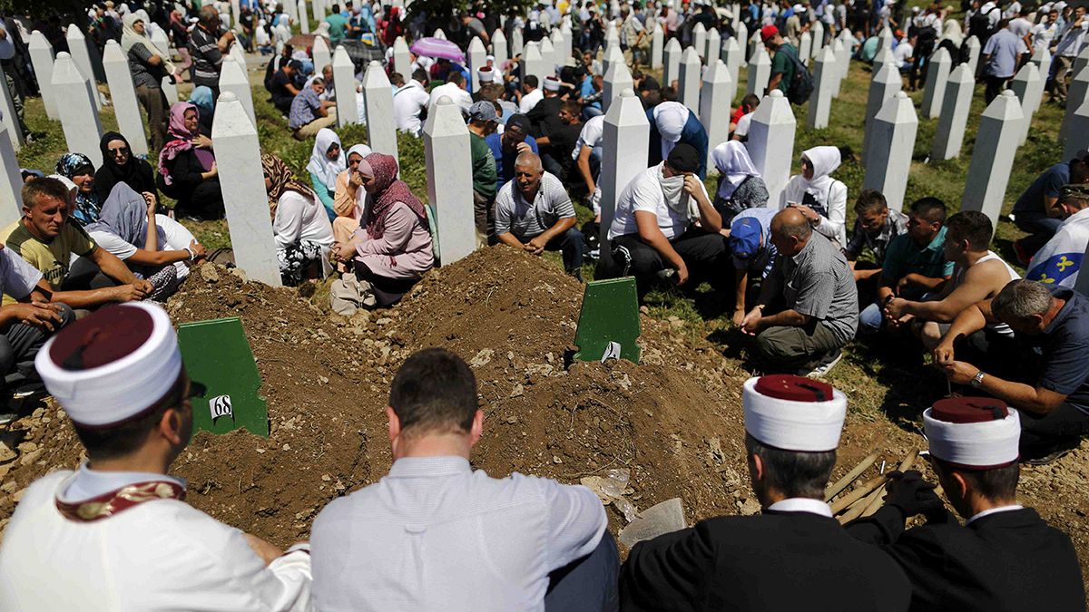 Srebrenica: el primer ministro serbio abandona la ceremonia entre abucheos y piedras
