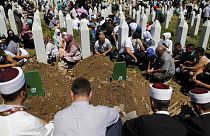 Премьера Сербии забросали камнями в Сребренице