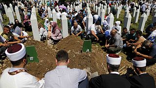 Srebrenica: el primer ministro serbio abandona la ceremonia entre abucheos y piedras